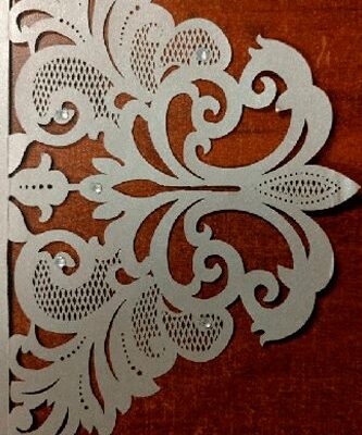 Invitación con Grecas Caladas: Diseño Elegante y Único