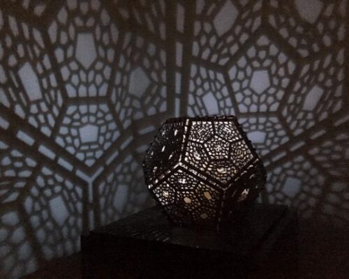 Lámpara de Pentágonos: Ilumina con Estilo Moderno