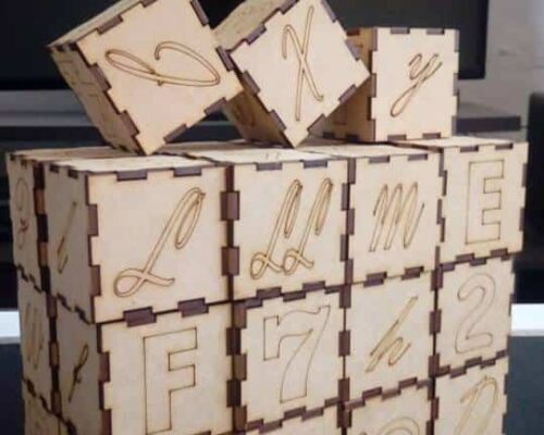 Cubos de letras y números para juegos educativos